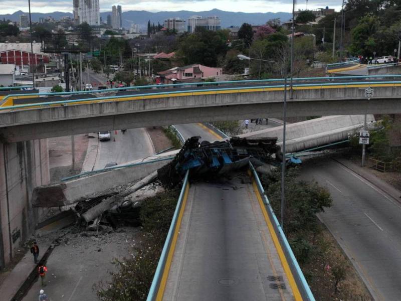 El puente Juan Ramón Gálvez colapsó el sábado. Las autoridades pidieron investigar la obra, así como el resto de las que se han construido en la capital.