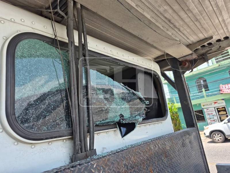 Delincuentes rompieron los vidrios de una grúa y una rastra bajo custodia policial en La Ceiba para robar radios, herramientas, baterías y otros objetos de valor.