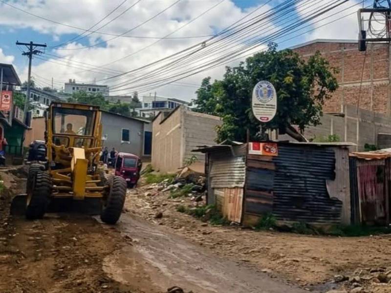 La municipalidad informó que los trabajos están a cargo de la Dirección de Infraestructura Vial y Movilidad Urbana y abarcan el mantenimiento de la red vial no pavimentada.
