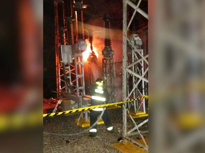 El Cuerpo de Bomberos llegó hasta la zona para sofocar las llamas del transformador y luego el equipo de la ENEE inició con la reparación del transformador.
