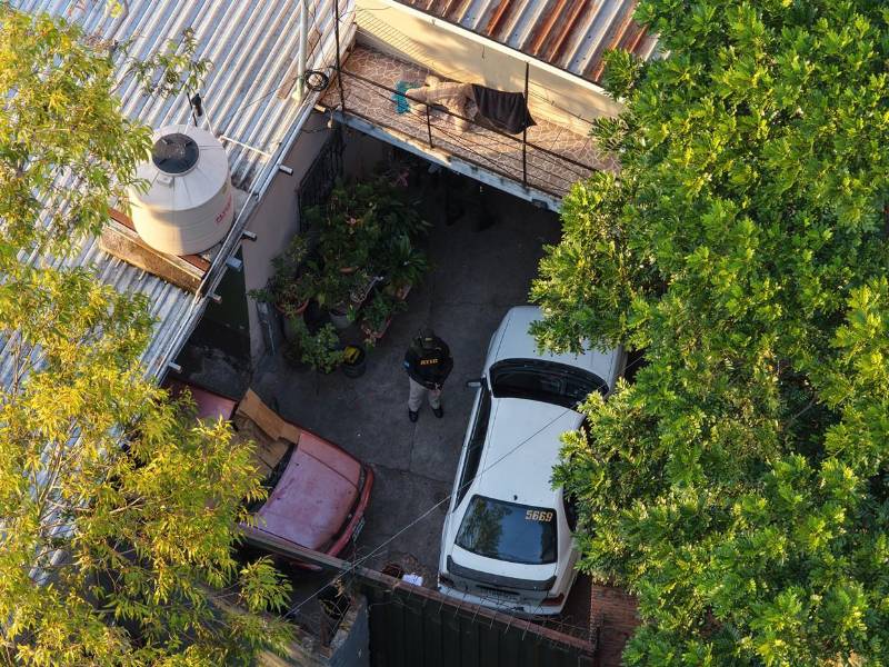 Agentes de la ATIC ejecutan uno de los allanamientos contemplados en la Operación Hestia contra una estructura investigada por lavado de activos. Aquí las imágenes del operativo que se desarrolla en tres ciudades de manera simultánea.