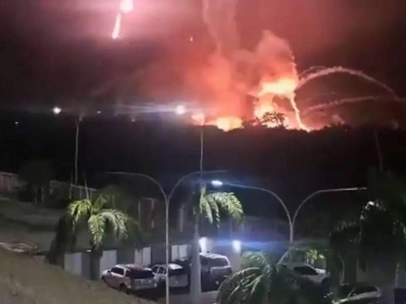 El presidente venezolano, Nicolás Maduro, descendió este sábado -3 de enero- esposado del avión militar Boeing 757 que lo trasladó a Nueva York, Estados Unidos.