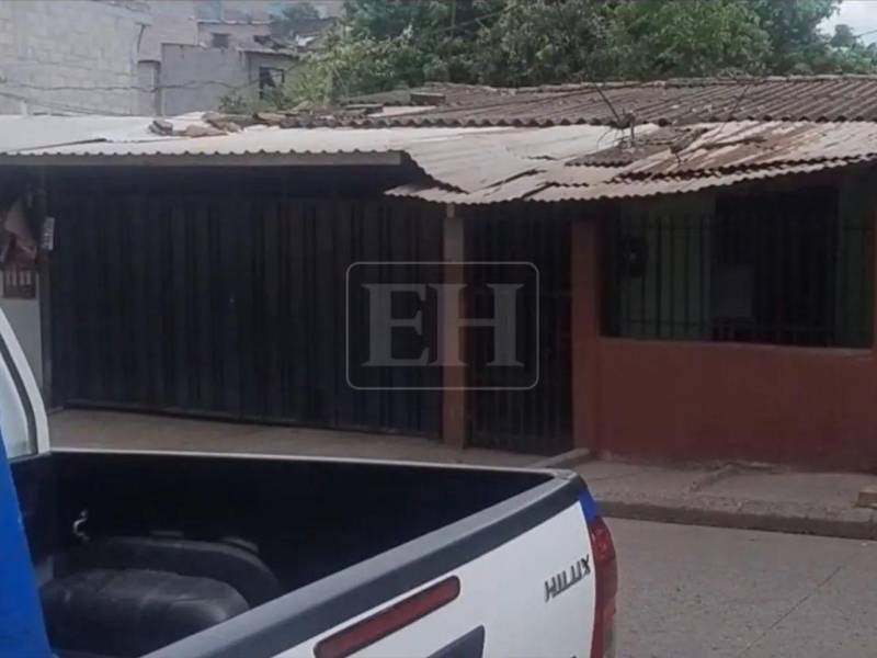 Lo que comenzó como una extraña preocupación entre vecinos terminó convirtiéndose en una escena de horror en la colonia La Sosa, en Tegucigalpa, donde el fuerte olor que emanaba de una vivienda llevó al descubrimiento preliminar de que una mujer habría sido sepultada en el patio de su propia casa.