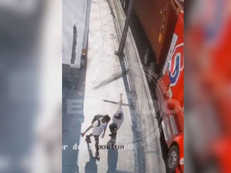 Las imágenes son muy fuertes, en el video se observa cómo el adulto mayor se tambalea y cae debajo de las llantas del pesado vehículo.