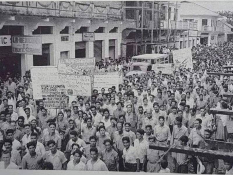 Miles de trabajadores se sumaron al movimiento que paralizó la producción en puertos y fincas en 1954, generando presión sobre las compañías transnacionales.