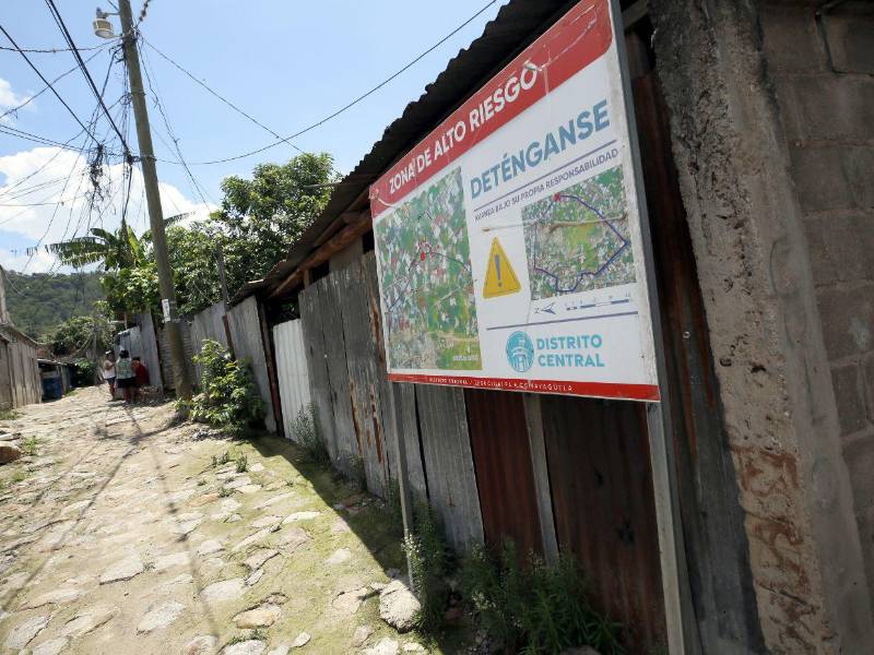 Tegucigalpa y Comayagüela tienen más de 763 barrios y colonias en situación de riesgo, según el Cuerpo de Bomberos, que identifica unos 220 puntos vulnerables a inundaciones.