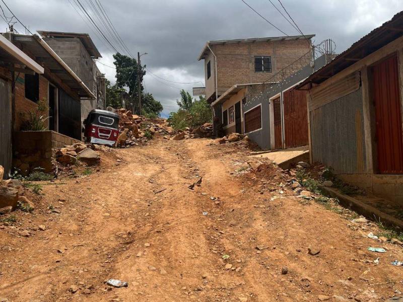 Una calle completamente deteriorada mantiene parcialmente incomunicadas a unas 15 familias del sector 6 de la colonia Monte de Los Olivos, en Comayagüela.