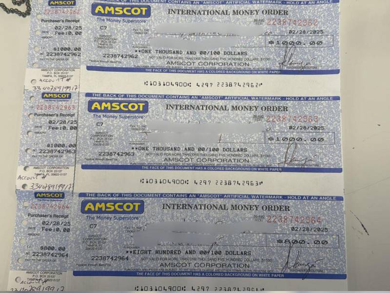 Los migrantes estafados compartieron los cheques pagados a los supuestos abogados.