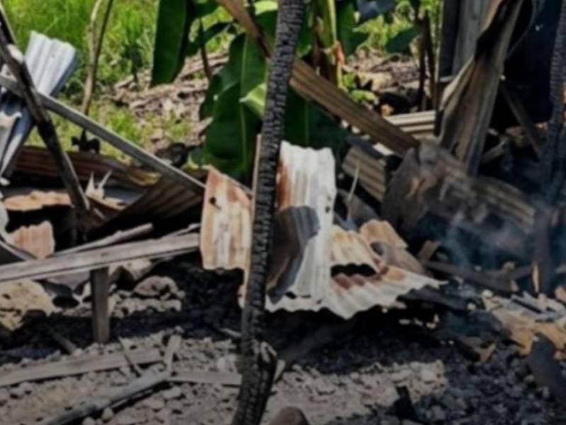 La pequeña vivienda donde ocurrió la explosión quedó reducida a cenizas en pocos minutos tras la tragedia.