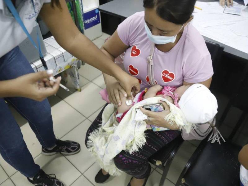 Las autoridades sanitarias hacen el llamado a la población, especialmente a los padres de familia, a llevar a sus hijos a los establecimientos de salud para que les apliquen la vacuna contra el sarampión.