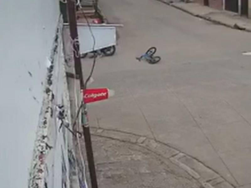 Momento en que el menor es impactado por un vehículo en la avenida Monseñor Fiallos, en Comayagüela.