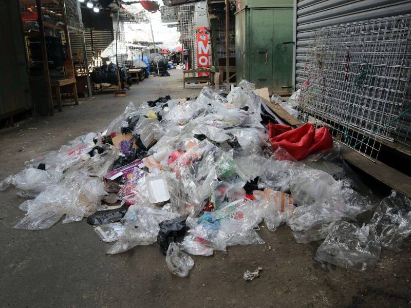 Con Bolsas plásticas, hojas de nacatamal y cajas de cartón, el fin de año 2025 dejó unas 30 toneladas de basura en los mercados capitalinos.