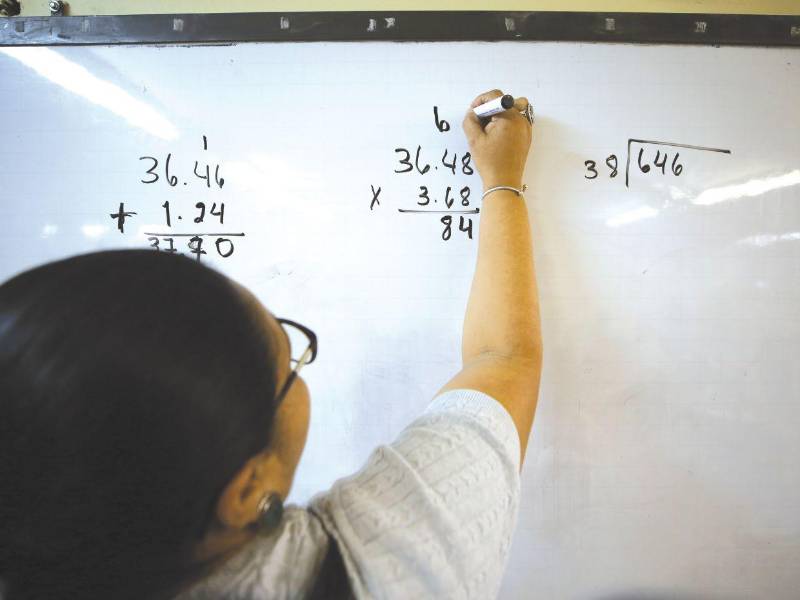 Los estudiantes muestran severos problemas en el área de Matemáticas, especialmente en temas como numeración, adición, sustracción, multiplicación, división, operaciones combinadas, geometría, álgebra, entre otras.