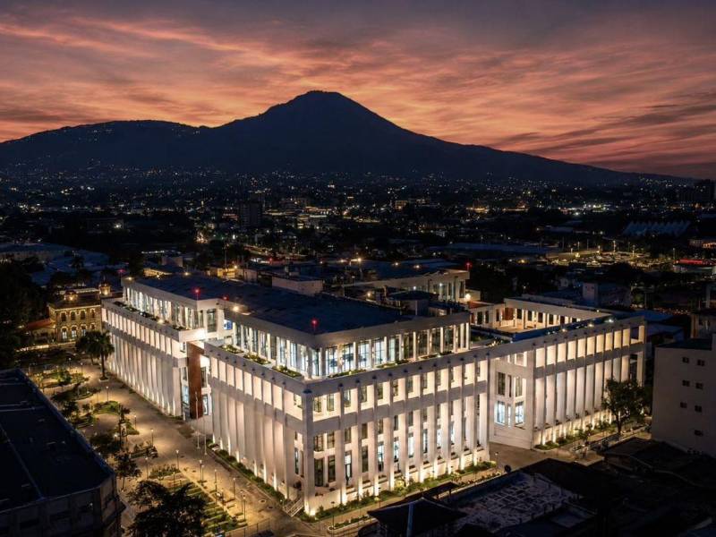 El presidente de El Salvador, Nayib Bukele, inauguró un hospital en El Salvador que está dando de qué hablar por su infraestructura. ¿Cuánto se invirtió? ¿Dónde queda y qué servicios brindará?