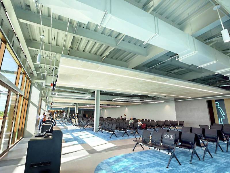 La moderna sala de espera ahora triplica su capacidad, ofreciendo comodidad a miles de pasajeros diarios.