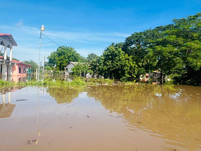 La energía eléctrica falla en distintos sectores. Las bombas de agua potable no pueden operarse con normalidad debido al nivel del agua.