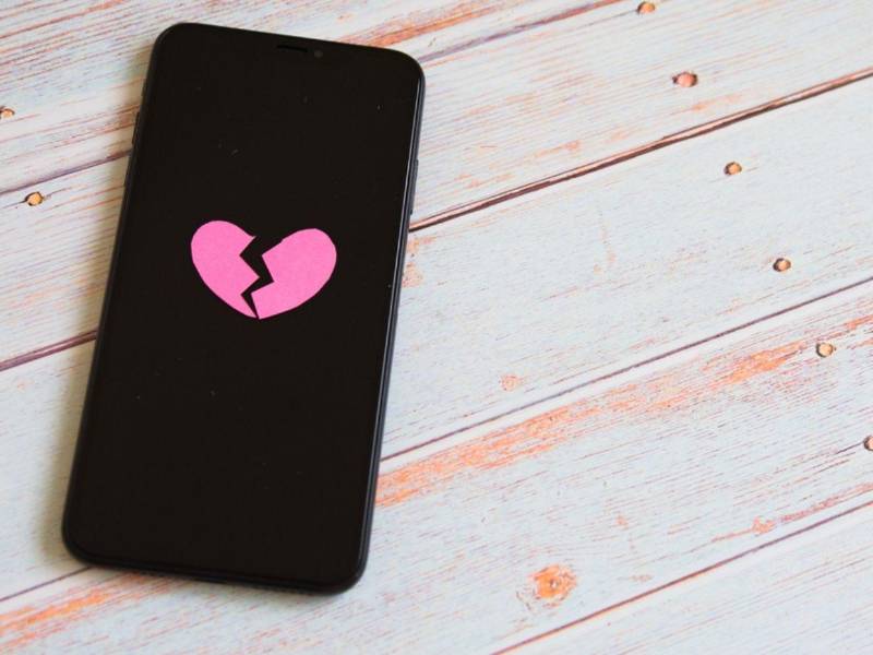 Aunque en muchos casos estas conductas son inconscientes, terminan por generar inestabilidad en las parejas, celos o hasta innecesarios conflictos. Revelan inmadurez, inseguridad y baja autoestima. Si una persona necesita exhibirse o presumir para validar su ego externo, es porque carece de estima propia genuina, lo cual termina por ser una sociopatía.