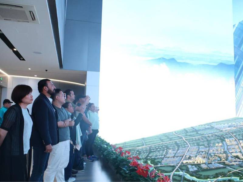 Una de las estrategias de China es enamorar a los visitantes, generando compromisos y dependencia.