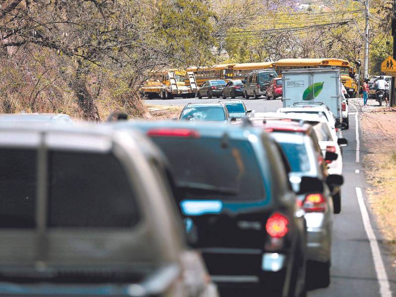 El tráfico vehicular en las salidas de la ciudad afecta el turismo y a los comerciantes que quieren ingresar para comprar materia prima.