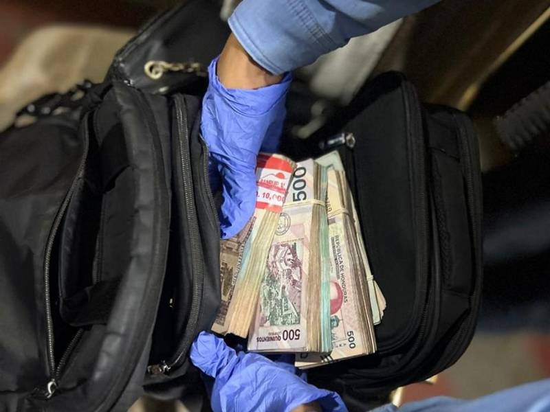 El dinero estaba ubicado en dos distintas viviendas, entre lempiras, dólares, quetzales y euros.