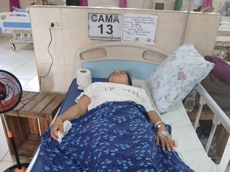 Hospitalizada desde el 16 de julio en el Hospital San Felipe, Griselda Saraí enfrenta una dura batalla contra el cáncer mientras su familia pide apoyo económico.
