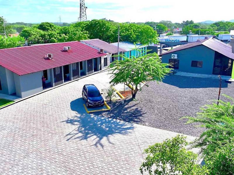 Fachada renovada y áreas que mejoran el entorno y fomentan el bienestar.