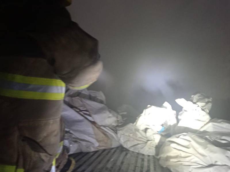 Los bomberos evitaron que se quemaron los cuerpos que Medicina Forense almacena en un contenedor.