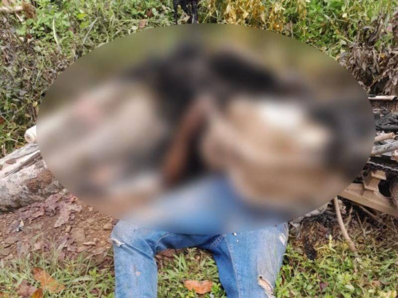 En la dantesca escena fue encontrado el cadáver con impactos de bala y la moto sobre el cuerpo quemado.