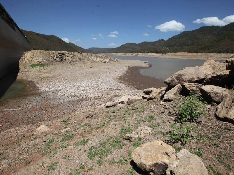 La condición crítica se mantiene a pesar de las fuertes lluvias registradas en Tegucigalpa durante este fin de semana. En algunos sectores se reportaron acumulados de hasta 122 milímetros.