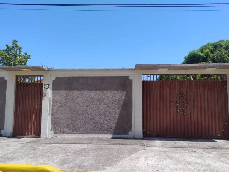 Esta propiedad, amplia de color gris y portones de color ocre, es la sede de Mujeres Unidas Extraordinarias. Se hizo varios llamado, pero nadie atendió.