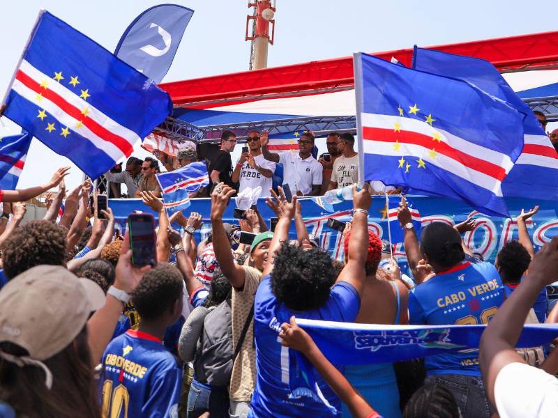 Una numerosa expedición de aficionados y medios de comunicación recibió este domingo en el Aeropuerto Nelson Mandela de Praia a la Selección de Fútbol de Cabo Verde tras su histórica participación en el Mundial 2026, donde fueron eliminados en la prórroga de los dieciseisavos de final por Argentina.