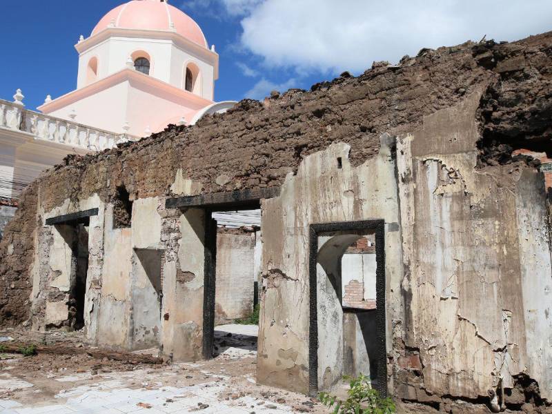 Dos incendios, pandemia y retrasos en permisos marcan la historia de Chinda Díaz, mientras el edificio sigue sin restaurarse en pleno centro de Tegucigalpa.