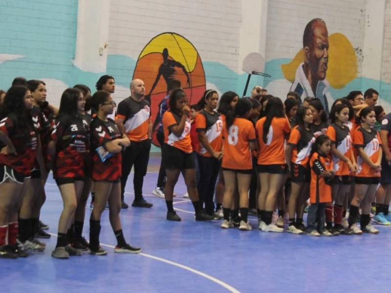 El balonmano es una de las disciplinas que enfrenta limitaciones de espacio en la Villa Olímpica, donde comparte el gimnasio 3 con otras actividades deportivas.