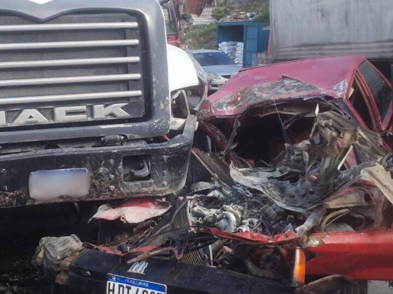El vehículo liviano quedó con su parte frontal totalmente destruida tras colisionar con una volqueta en la salida sur de Tegucigalpa.