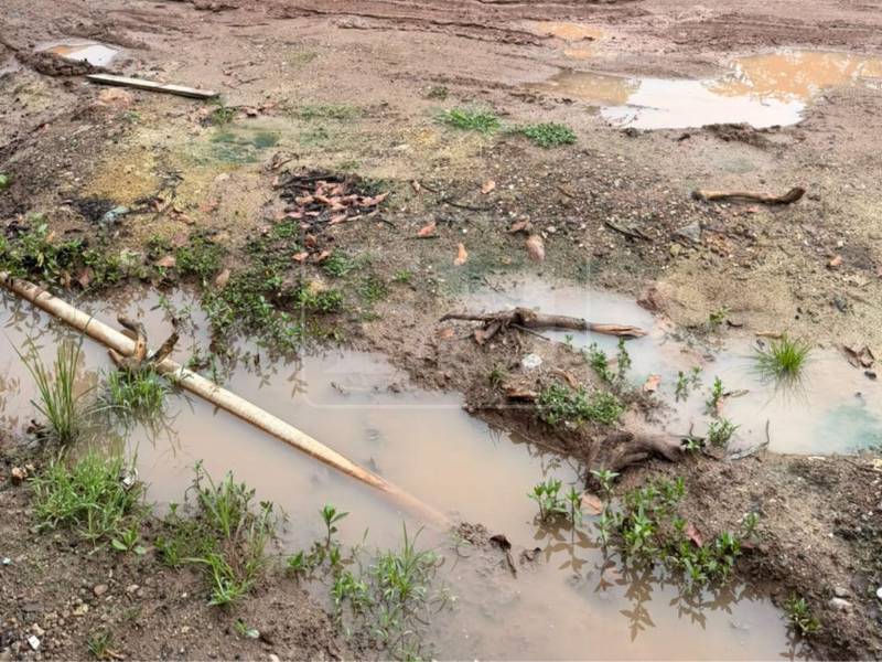 Enormes charcos de agua han dejado las lluvias en el área de estacionamiento, dificultando el paso de vehículos y peatones que llegan al Hospital San Felipe.