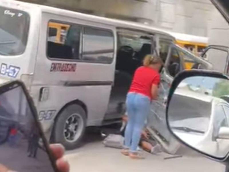 Dos hombres y una mujer iban a bordo del busito que se accdentó en San Pedro Sula.