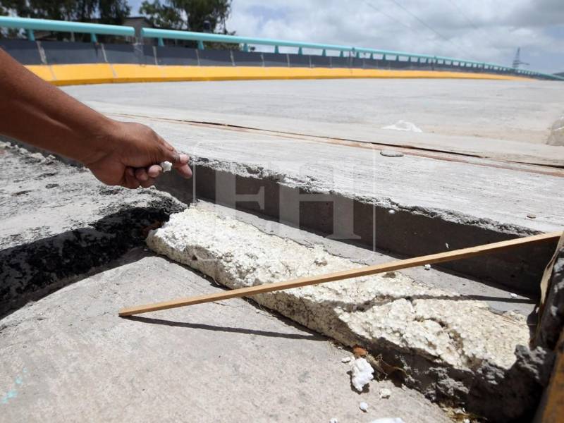 La aparición inicial de fisuras consideradas “menores” previo a la habilitación del paso a desnivel Papa Francisco, solo fueron el primer indicio de los daños que presenta la obra de infraestructura. A continuación el detalle de los daños que impiden habilitar de momento el puente, según informe INCAH-G-10-2026, realizado por la empresa constructora Ingenieros Calona de Honduras (Incah).