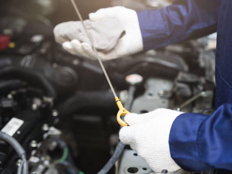 Un aceite contaminado o insuficiente compromete la lubricación y acelera el desgaste de componentes internos, mientras que mangueras y correas con grietas o tensiones irregulares representan un riesgo significativo.