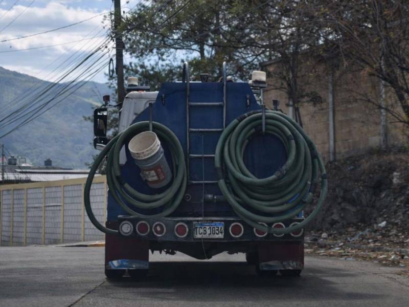 El precio del agua en cisternas privadas llegó hasta L2,000 por carga en sectores del Distrito Central.