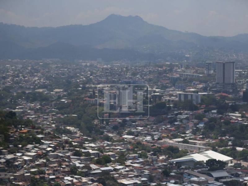 Así luce la capital, bajo una densa capa de bruma.