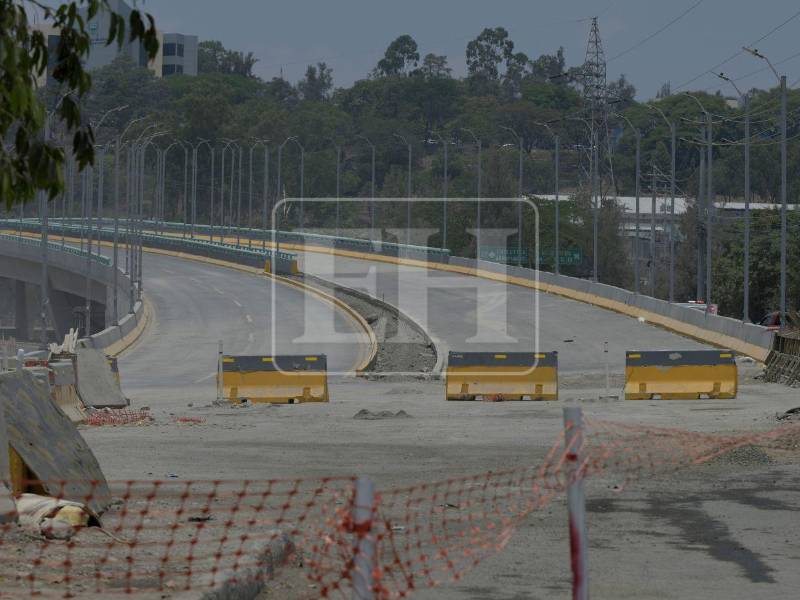 Desolado, vacío y sin señales de una pronta reapertura. Así luce actualmente el puente elevado Papa Francisco, ubicado sobre el anillo periférico de la capital, luego de permanecer cerrado por más de tres meses debido a evaluaciones técnicas por supuestas grietas en su estructura.