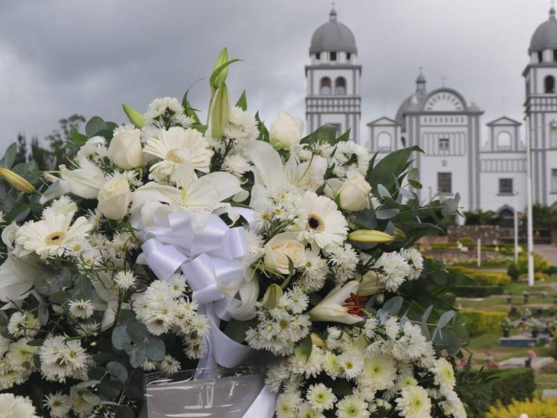 Desde ayer a las 2:00 de la tarde, las flores inundaron la Funeraria La Auxiliadora en un tributo silencioso. Hoy, miércoles 3 de diciembre a las 10:00 AM, la Basílica de Nuestra Señora de Suyapa acogerá la misa de cuerpo presente, seguida del sepelio en Jardines de Paz Suyapa, donde don Emilio descansará en la tierra que amó con devoción.