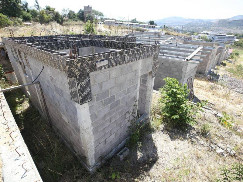 La mayoría de las estructuras permanecen inconclusas y rodeadas de maleza en el proyecto Villa Solidaridad.