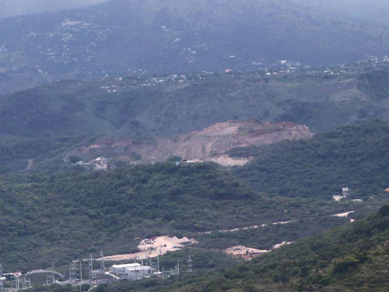 El crecimiento de la ciudad transforma laderas y cerros con urbanizaciones que generan preocupación por la deforestación y el riesgo de deslizamientos.