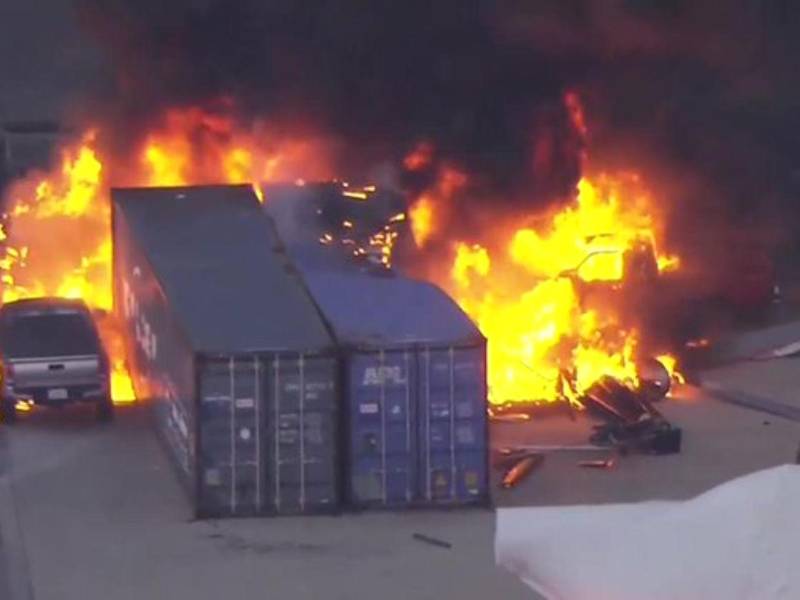 El helicóptero se incendió tras impactar contra unos contenedores.
