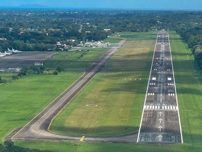 Vista aérea de la pista del Aeropuerto Internacional Guillermo Anderson de La Ceiba.