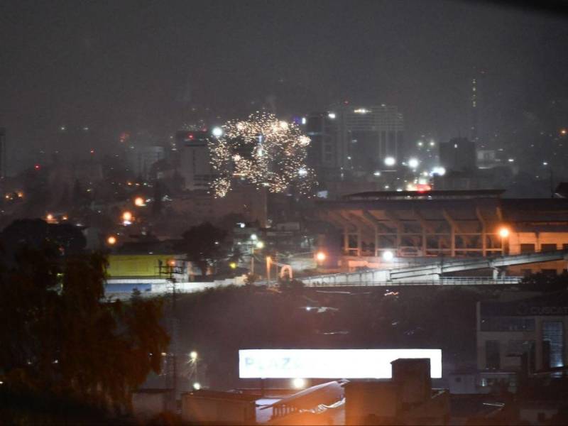 Con espectacular show de luces, los capitalinos le dieron la bienvenida al 2026.