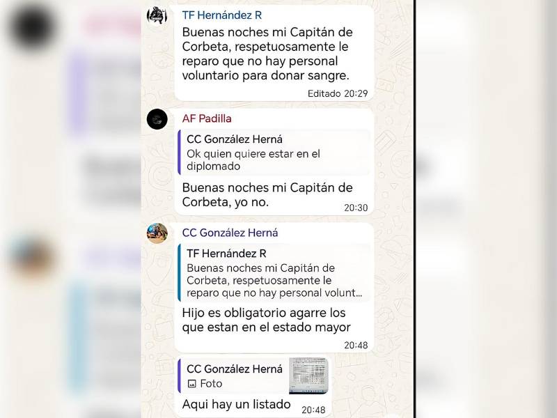 En uno de los chats el capitán de corbeta González Hernández le dice a su subalterno que es obligatorio ir a donar sangre.
