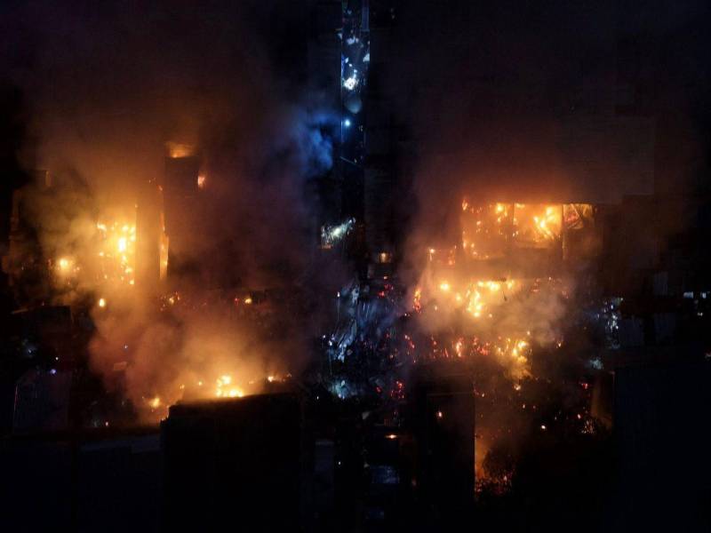 A dos días de finalizar el año, un voraz incendio registrado alrededor de las 6:00 de la tarde dejó tristeza y cenizas entre los locatarios del mercado Medina Concepción, en San Pedro Sula, uno de los principales centros de abastecimiento de la ciudad.