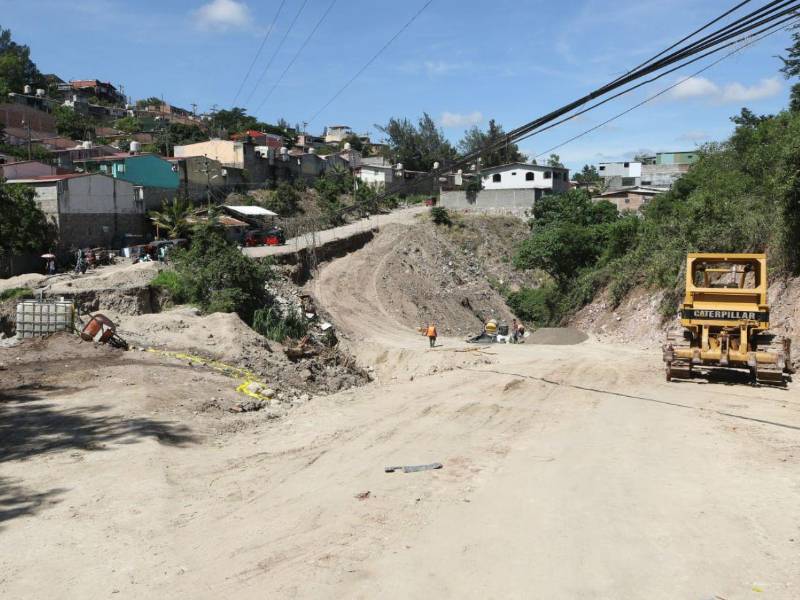 Los vecinos de Reynel Fúnez denuncian que la pavimentación prometida desde 2018 sigue sin concretarse pese a múltiples protestas y compromisos.